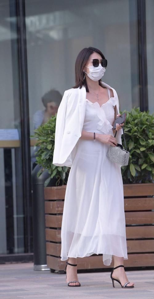 蕾丝连衣裙是一种时尚，让街头美女更时尚，性感又高雅