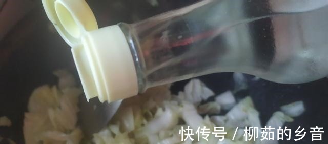 「醋溜白菜」秋天的白菜口感最佳，味道鲜美，清脆好吃！