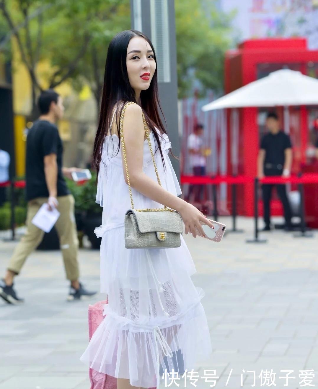 薄如蝉翼的白纱裙不失柔美优雅感，散发着浪漫和性感气质