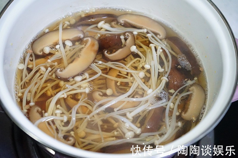 好喝的双菇蛋花汤做法竟然如此简单,鲜香浓郁,喝一口回味无穷
