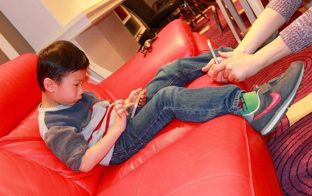 小朋友|为啥有的初中生,天天玩手机却从不近视医生道出了实情