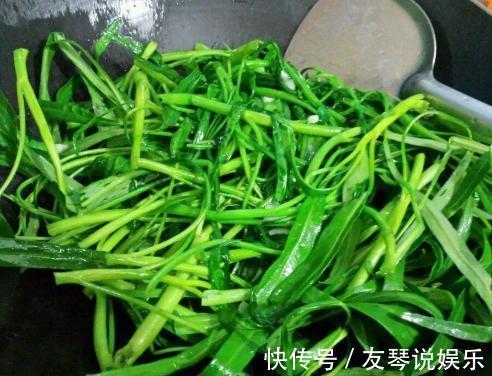 炒空心菜,为啥一下锅就变黑大厨给你支一招,出锅后翠绿又脆嫩