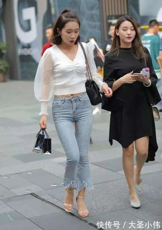 一字 美女街拍:牛仔裤穿出高级感,增添女性甜美气息,耐看又不过时