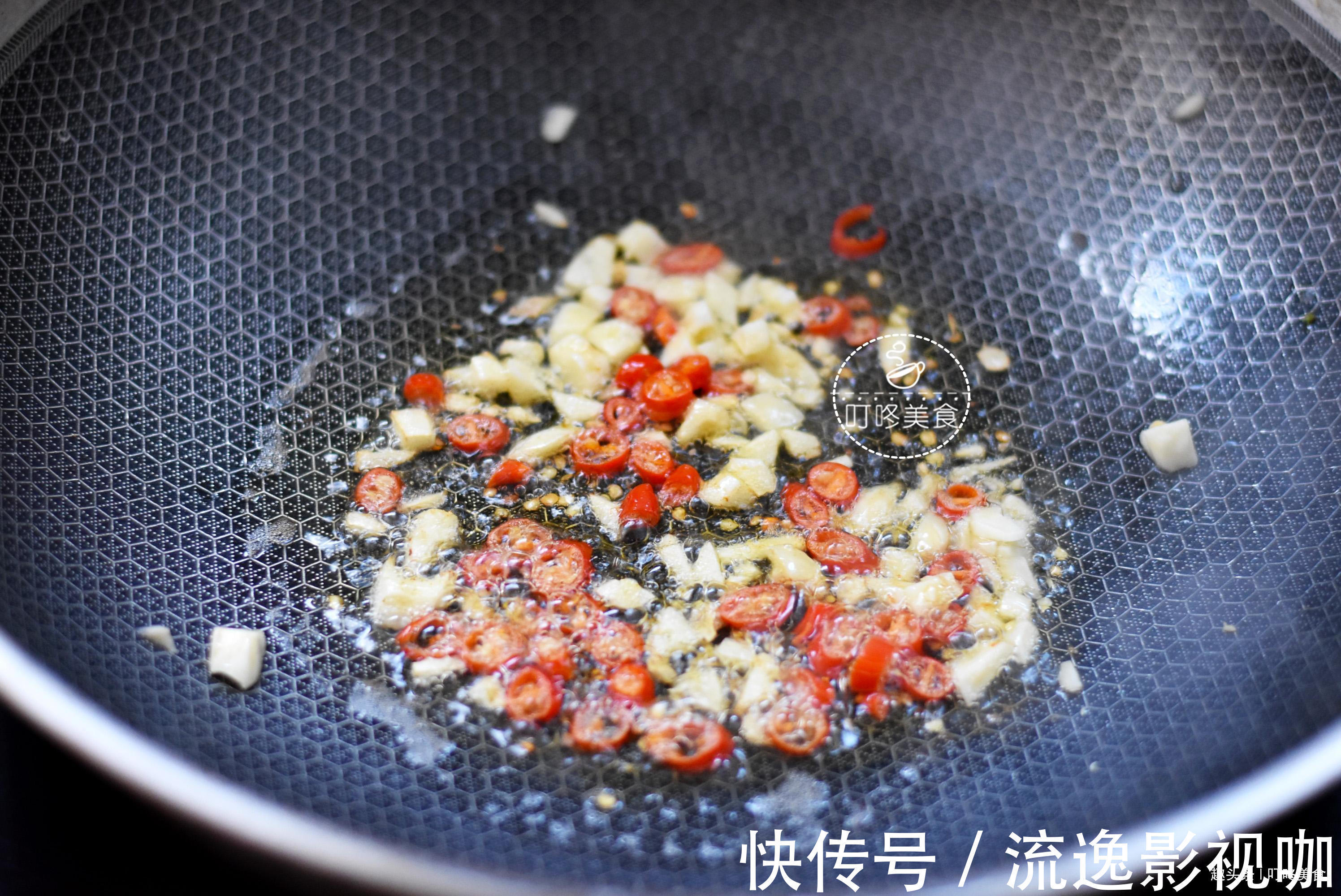菜谱|炒芹菜时,直接下锅炒就错了!少了一步,芹菜不香还不入味