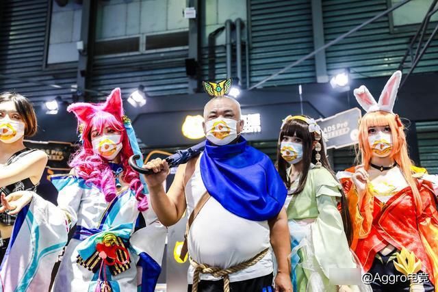 g60岁大爷逛CJ上热搜，亚索全程gank美女Coser，希望我老了也能行