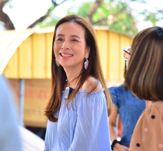 耳环 55岁“冻龄美人”伍伦盼, 戴流苏耳环仙气极了, 穿丝绸套装显贵气