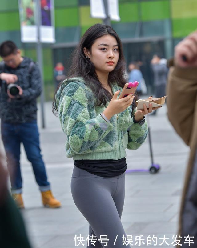 黑色|黑色紧身短袖搭配黑色打底裤,展现完美腰线,让人忍不住多看几眼