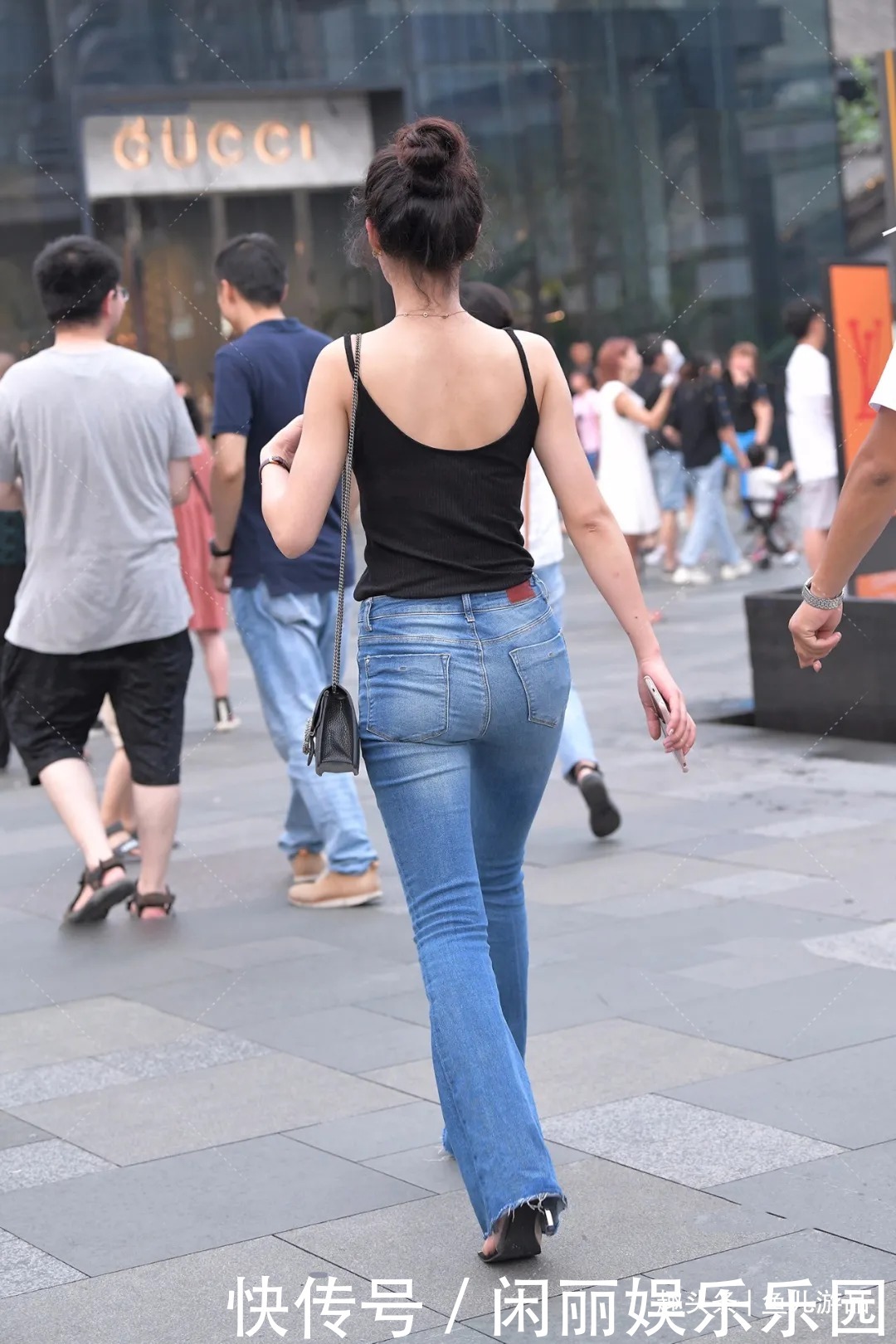 美女|街拍:黑色吊带搭配宽松喇叭裤,背面镂空成亮点,搭配简单也很美