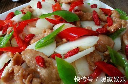 同事来家中做客,媳妇做的四菜一汤家常菜,撑足场面