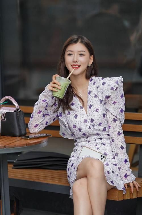 色调 合理利用深浅结合，选用清新柔美色调，可以更加显得减龄大方