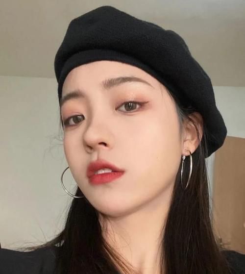 从衣服上找穿搭技巧不如从配饰上找，选对帽子穿搭立刻上升一个度