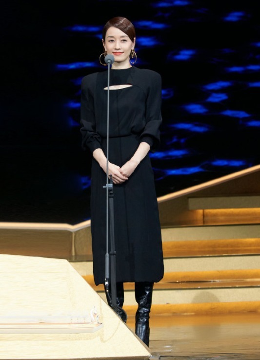 连衣裙|马伊琍躲过中年发福,穿白色连衣裙清新自然,超短发造型好干练