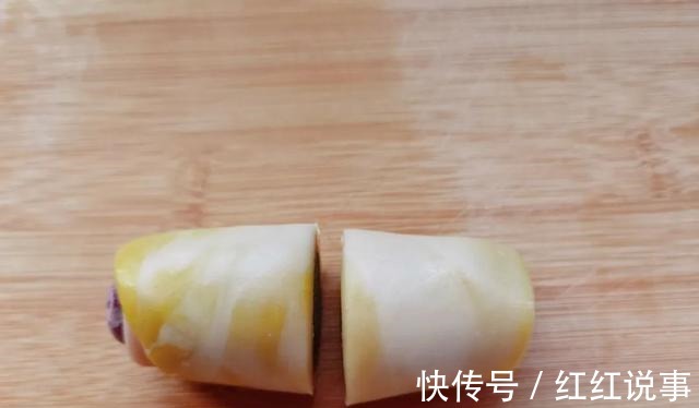 酥皮月饼|中秋来点不一样的，五彩月饼颜值高，酥软不腻味道好！