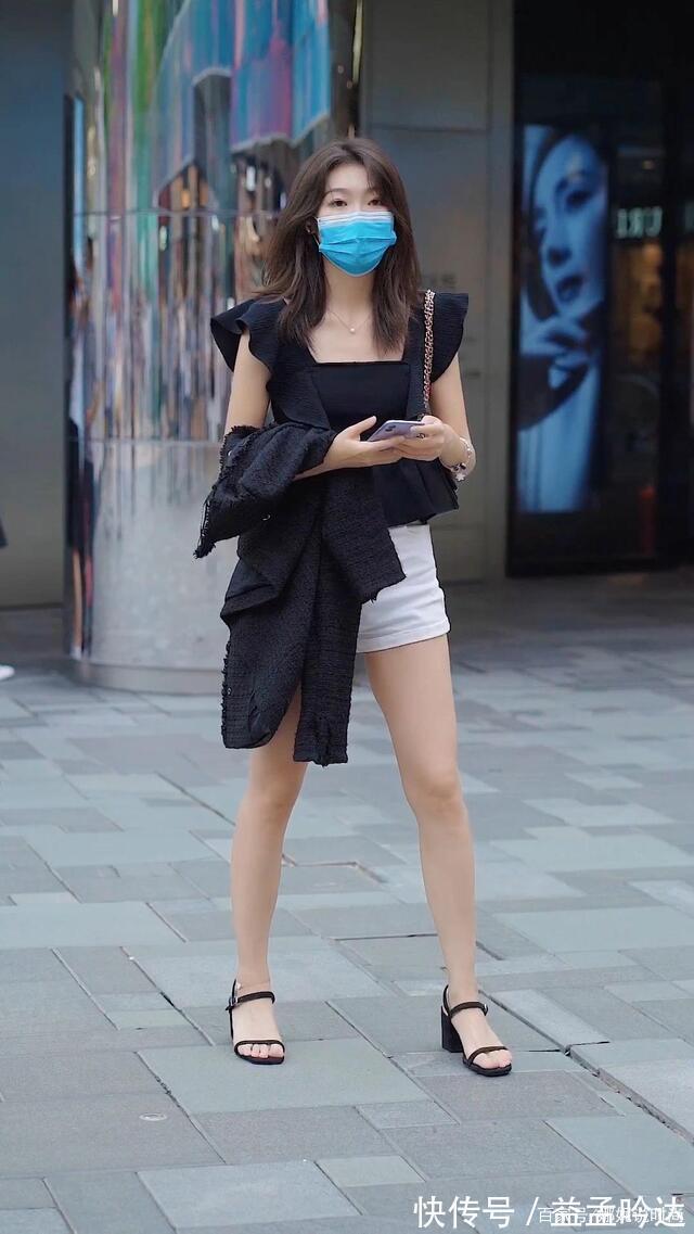 荷叶边 黑荷叶衫搭配白色超短裤,经典黑白搭配,别具一格