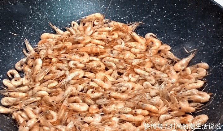 简单|入秋后,此肉要多吃,钙是鸡蛋的3倍,简单一炒,鲜美又好吃