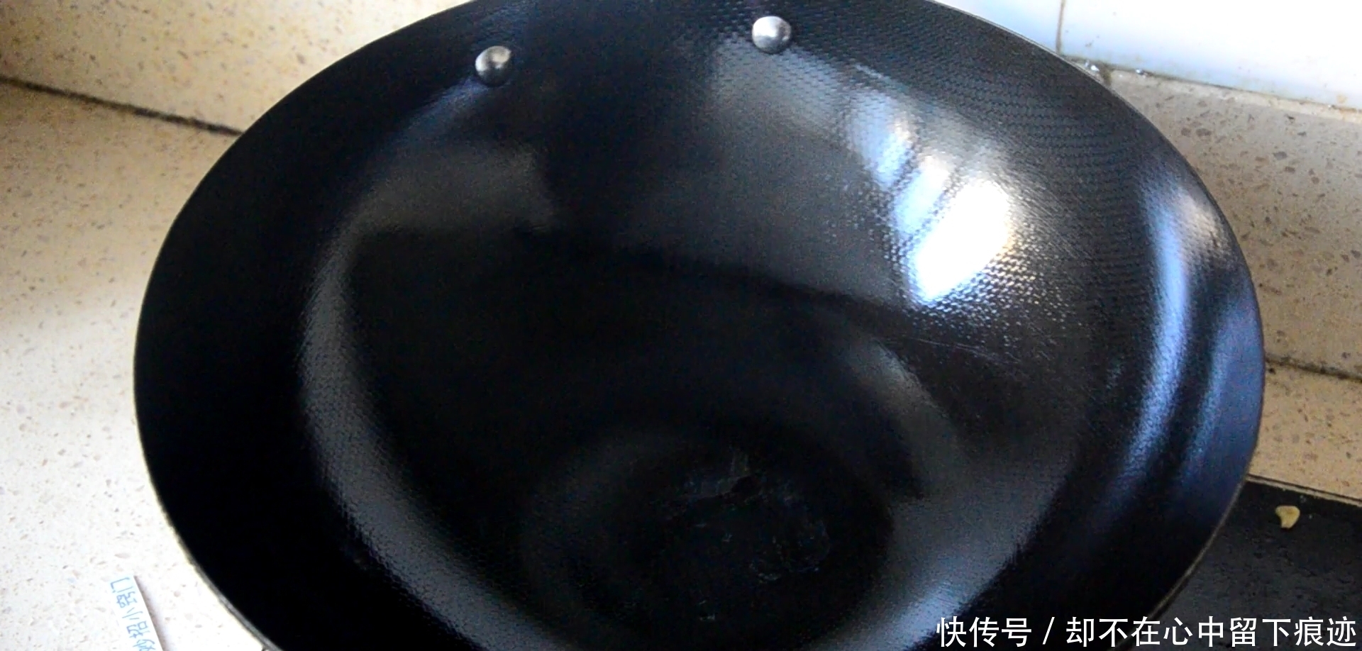 生锈的铁锅别扔了,学会1个小窍门,旧锅变新锅,好方法抓紧学