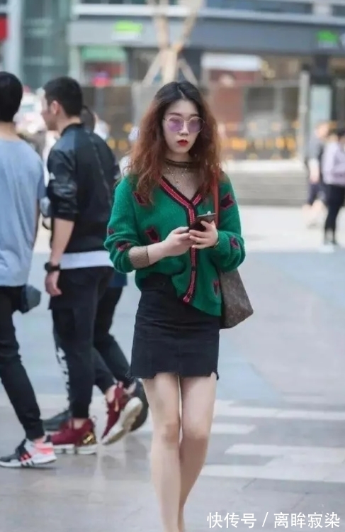 短裤|街拍:短袖配短裤短发美女气质脱俗美丽大方