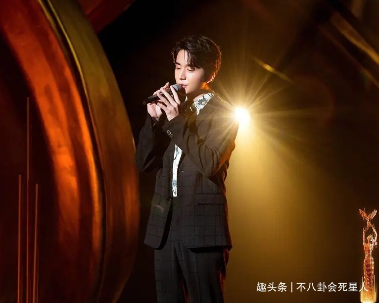 宋茜|金鹰开幕事故多汪涵主持团假唱,巨大黑影挡镜,关晓彤尴尬接话