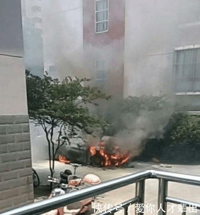 男子为新车过火祈福 50万宝马惨变供品 快资讯 男子为新车过火祈福 50万宝马惨变供品 快资讯