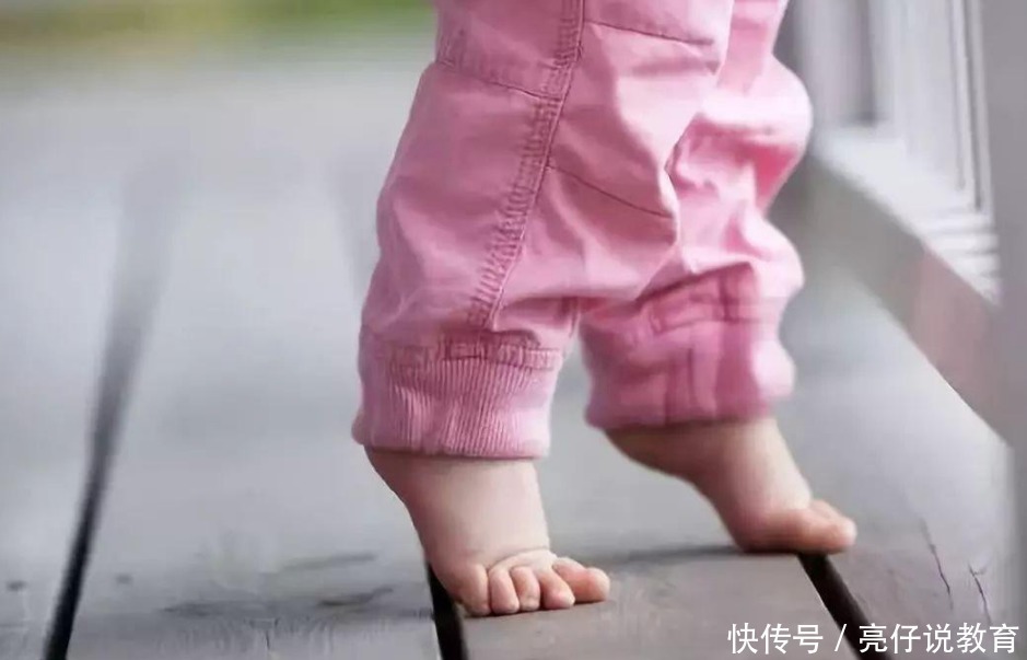 二宝|宝宝累到想坐台阶休息,却不想困难重重,奶奶:笑出眼泪了