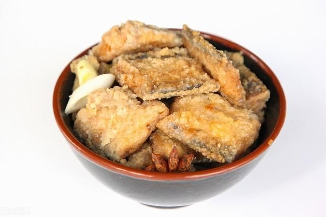 原来煎带鱼这么简单，鱼皮上加1样食材，带鱼酥脆可口，营养好吃