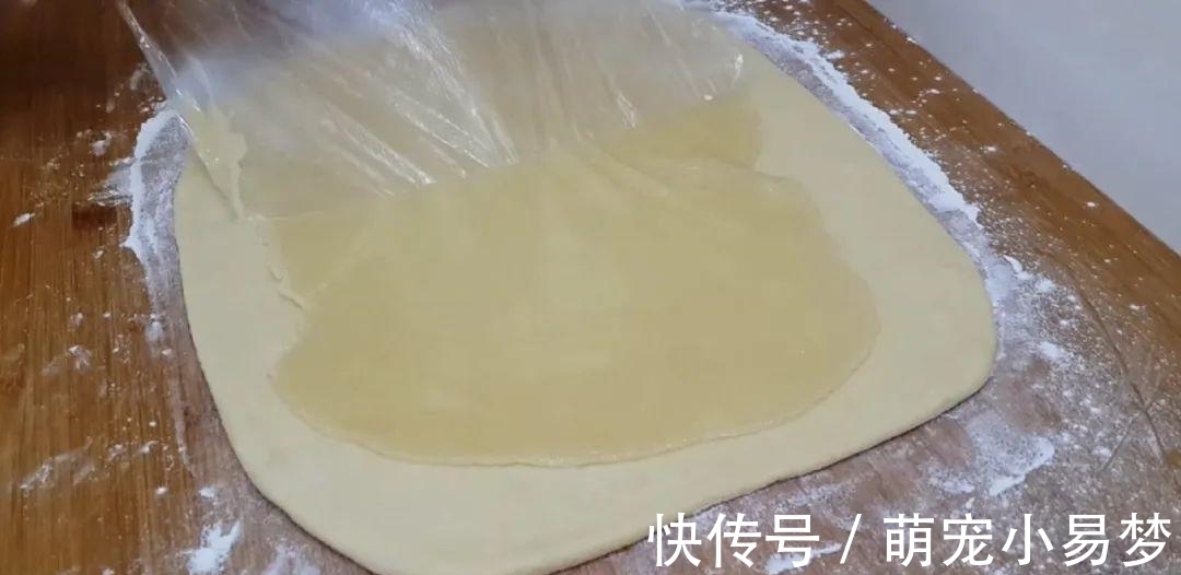 面粉这样做才好吃，撒2把芝麻，外皮焦脆又香甜，比面包烧饼好吃