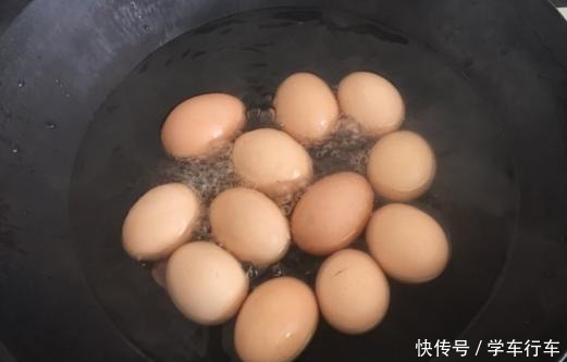 煮鸡蛋,只会清水煮是外行,加上2样,鸡蛋又嫩又香,特好剥壳