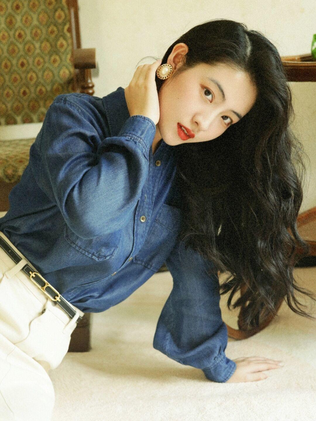 高跟鞋 秋天不一定要穿黑白灰,蓝色v领针织+半身裙,上身照样好看!