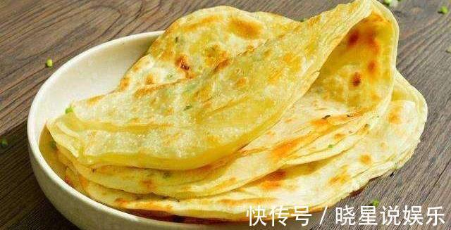 做烙饼时,别再用凉水和开水了,换成它,又软又香还出层,不发硬