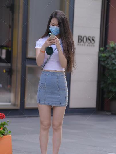 学院风|长发小姐姐,搭配白色紧身露脐装和牛仔短裙,巨显“学院风”