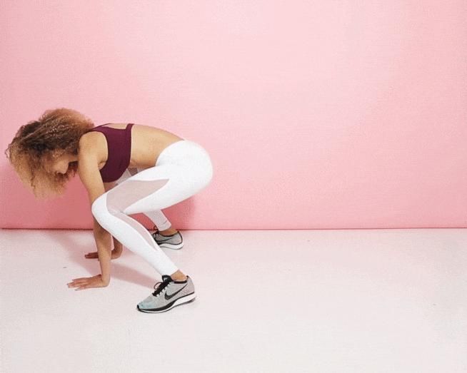 搭配|紧身裹胸搭配牛仔裤,简单搭配诠释好身材,姐姐眼神为何如此犀利