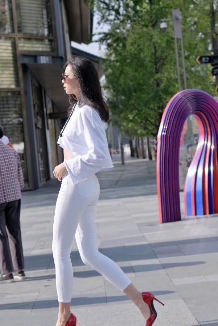 微转|街拍潮流小姐姐秋波微转,灵动又减龄,如深谷中的幽兰