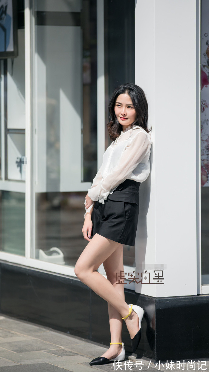 蓝白条纹阔腿裤|街拍,白衬衫搭配蓝白条纹阔腿裤,休闲又有范!