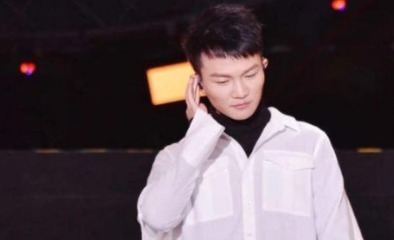 好声音导演请了他三次才答应参加,却遭那英淘汰,如今比冠军还火