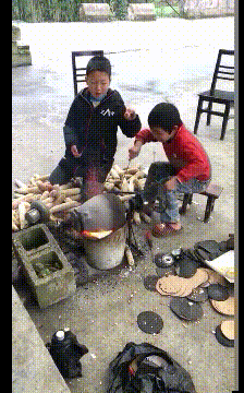 |搞笑GIF段子:美女,好像没有帅哥让你陶醉吧