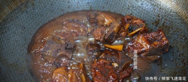 排骨这样做,不用加水炖,出锅香味四溢,我家隔三差五做一锅!