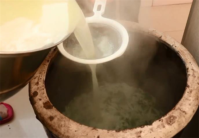 教你在家腌酸菜,不用加盐,7天就能吃,保存一冬天都不会坏