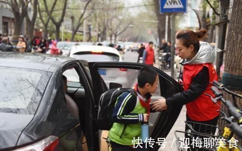 幼儿园老师|幼儿园老师让孩子“画房画车”，家长故意让孩子画错，结果尴尬了