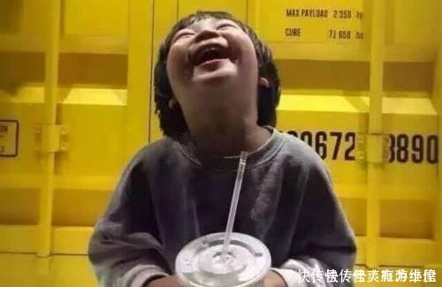 奶茶|“我娃喝你一口饮料怎么了”，奶奶无理护娃，女孩我有肺结核