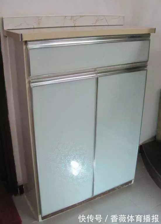 瓷砖|婆婆在客厅用瓷砖做了个鞋柜,完工后效果非常好,上门的人多