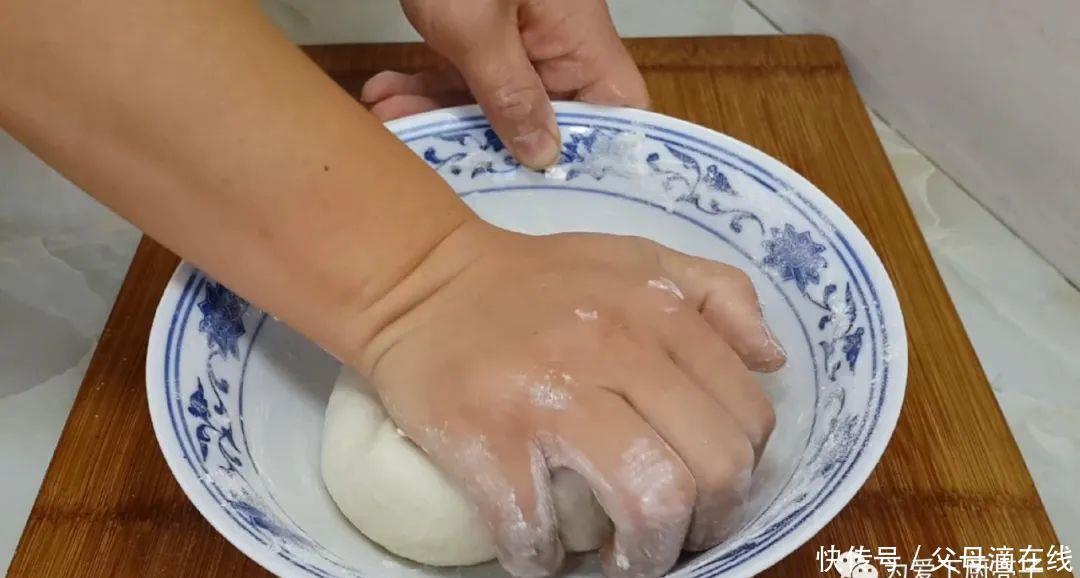 油炸小|面粉这么做才简单,锅里炸一下,既是油条又是面包,真的太香了