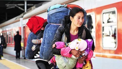 夫妻二人|“生二胎”和“不生二胎”的家庭,20年后的差距,真不是一般大