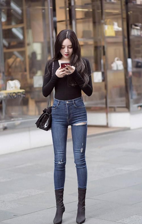 美女本来就长得高,还要踩上高跟鞋,看一般男