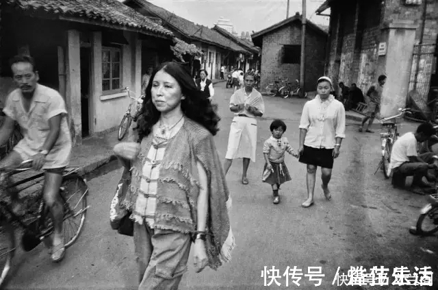 我一个人|背着包满世界地漂的三毛,成了三毛生前最后一组照片,让我们看到最真实的三毛
