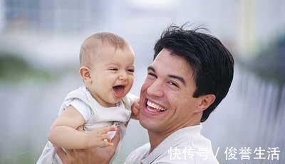 孩子|妈妈有事出门,爸爸在家照顾3胞胎,反被3胞胎“照顾”