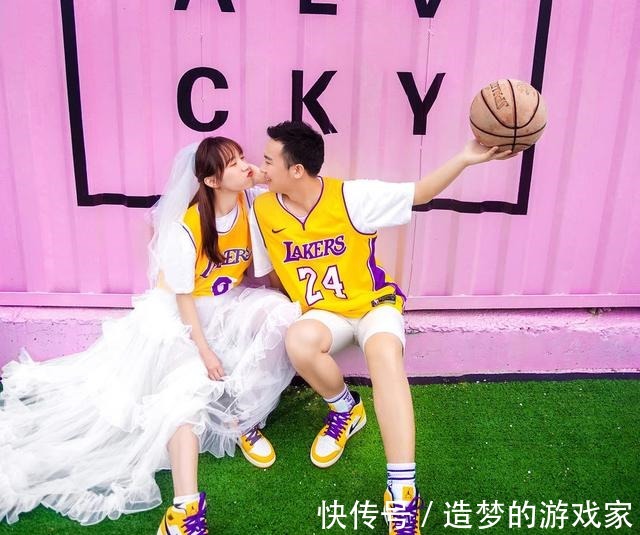 乔丹 谁说结婚一定要穿高跟鞋婚纱配AJ球鞋,引领2021潮流新趋势!