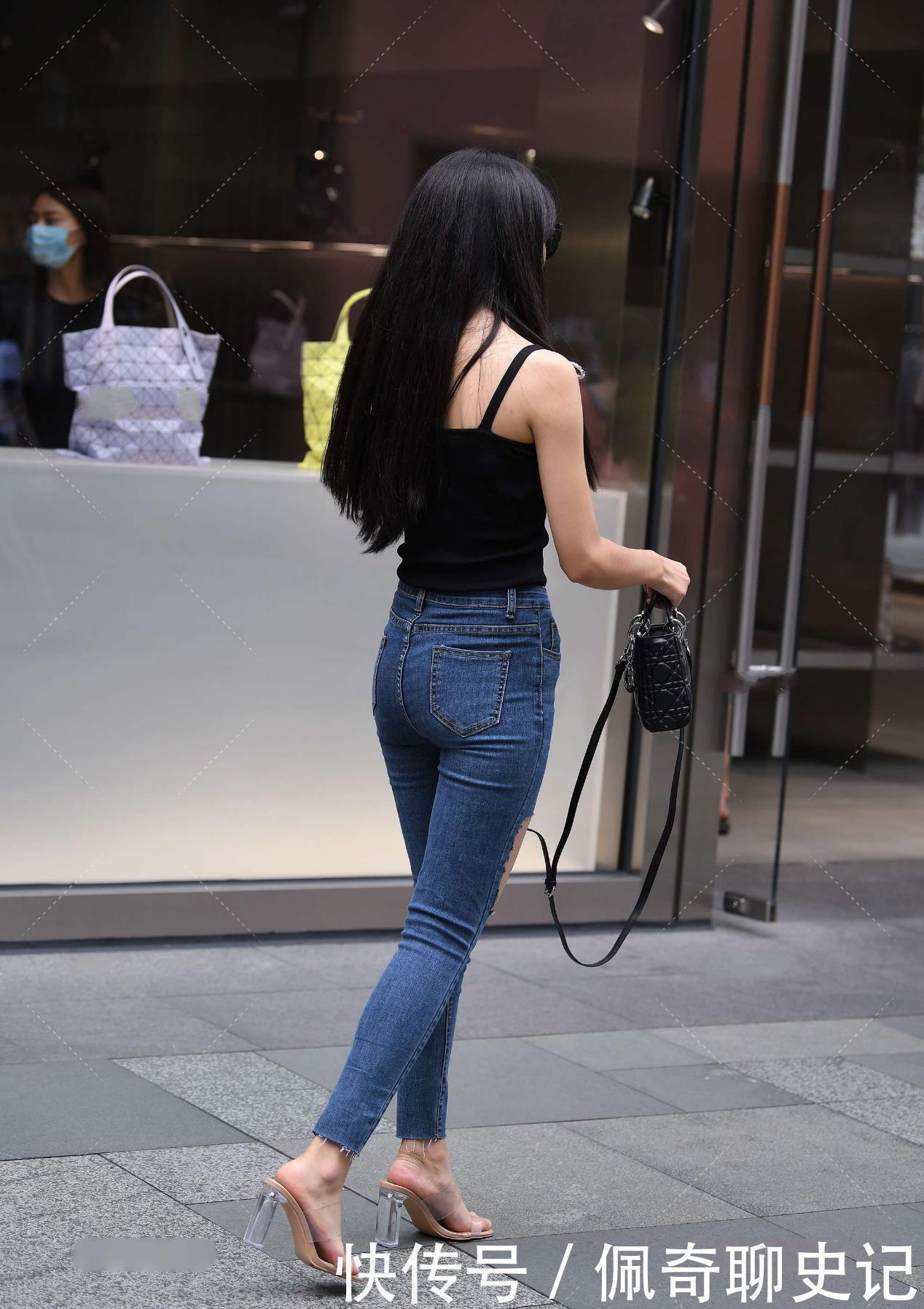 破洞牛仔裤 简约又日常的穿搭,黑色上衣搭配牛仔裤,也可呈现酷飒时尚感