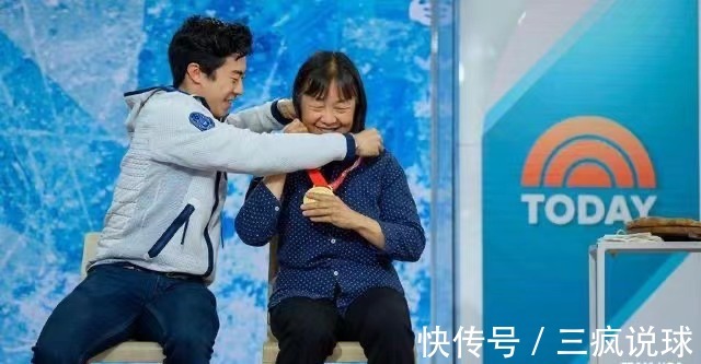 母亲|美籍华裔回国庆功！亲手将金牌送妈妈，在母亲故乡北京夺冠很自豪