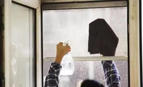 等着我|纱窗清洁很麻烦,其实需要对症下药,轻松把灰尘弄干净,真干净