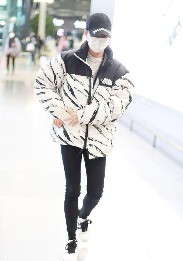 着一双漂亮|何超莲穿条纹羽绒服搭无痕裤, 一双筷子腿太迷人, 运动时尚又健美